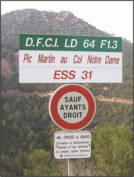 Panneau B0 et numérotion d'une piste DFCI 
