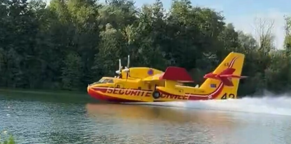 Canadair écopant sur la Seine